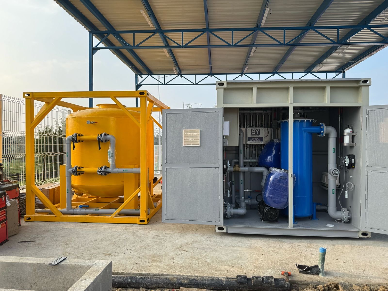 persona realizando pruebas en planta complementaria de tratamiento de aguas residuales - ver detalles de la planta