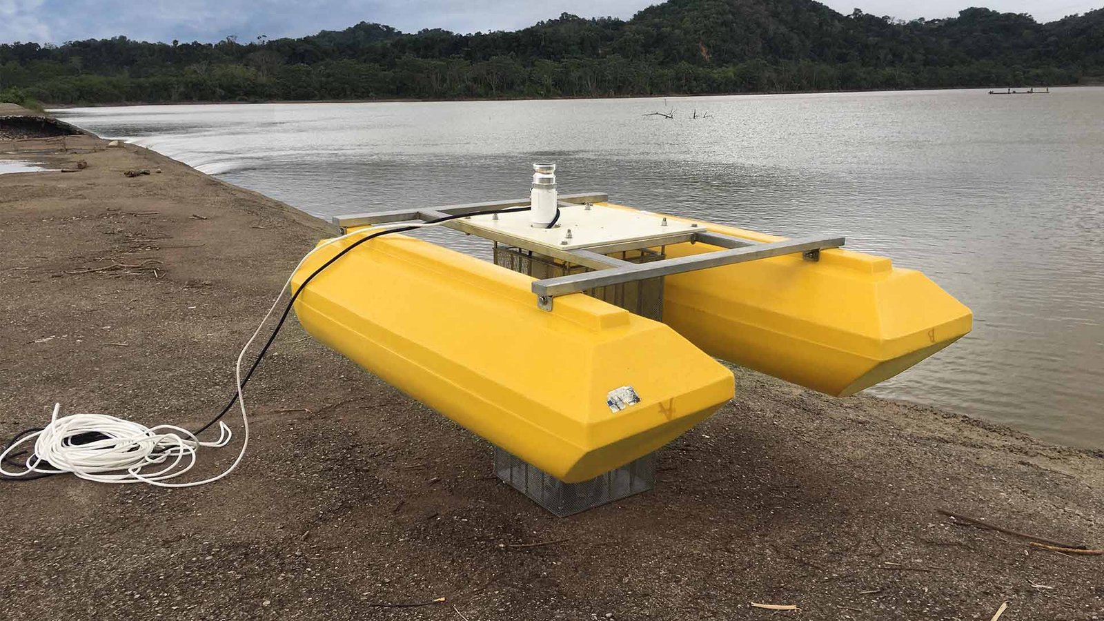 persona realizando pruebas en planta complementaria de tratamiento de aguas residuales - ver detalles de la planta