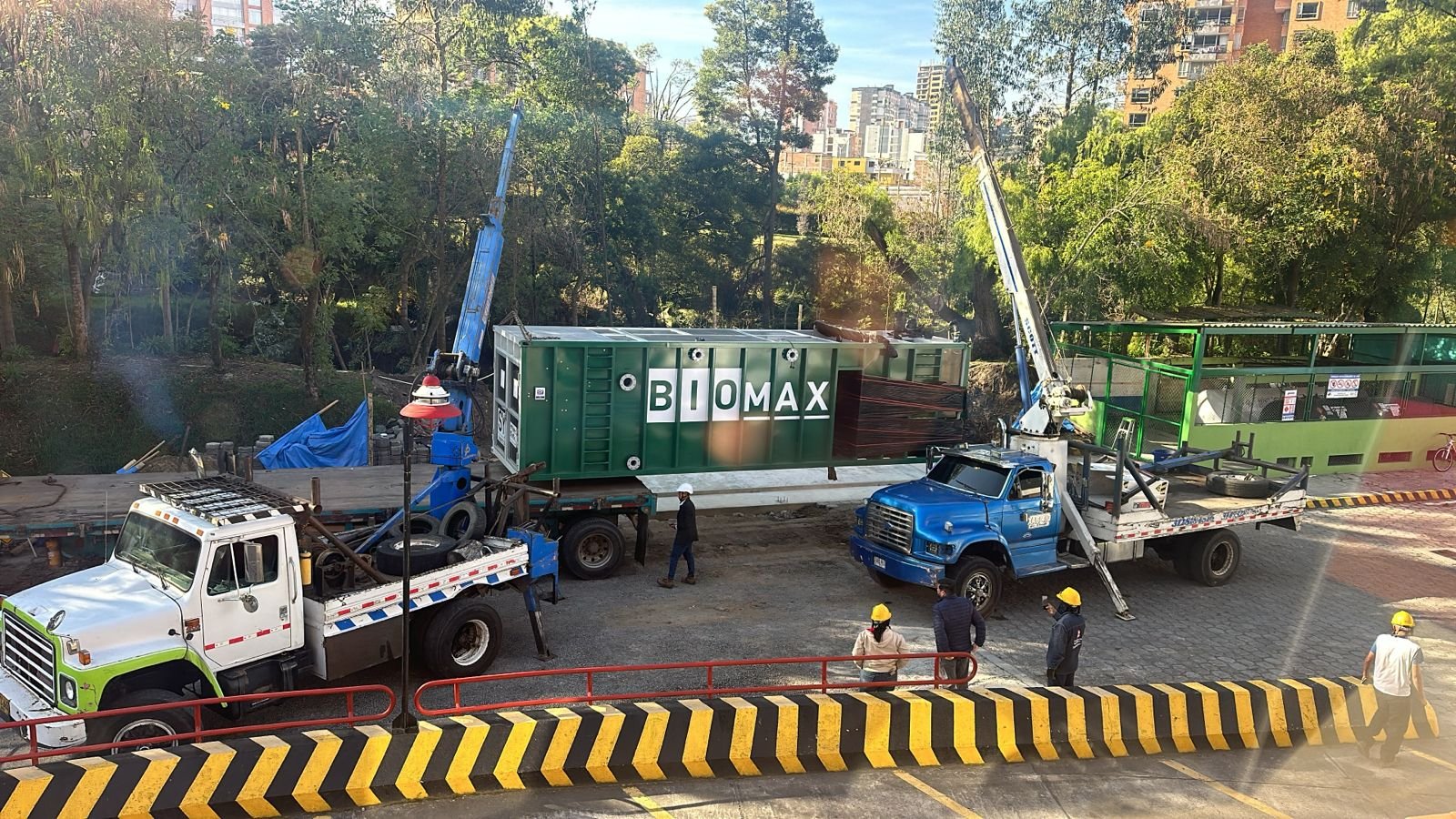 persona realizando pruebas en planta complementaria de tratamiento de aguas residuales - ver detalles de la planta