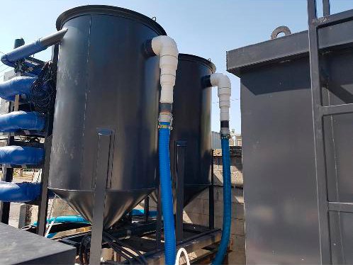 persona realizando pruebas en planta complementaria de tratamiento de aguas residuales - ver detalles de la planta