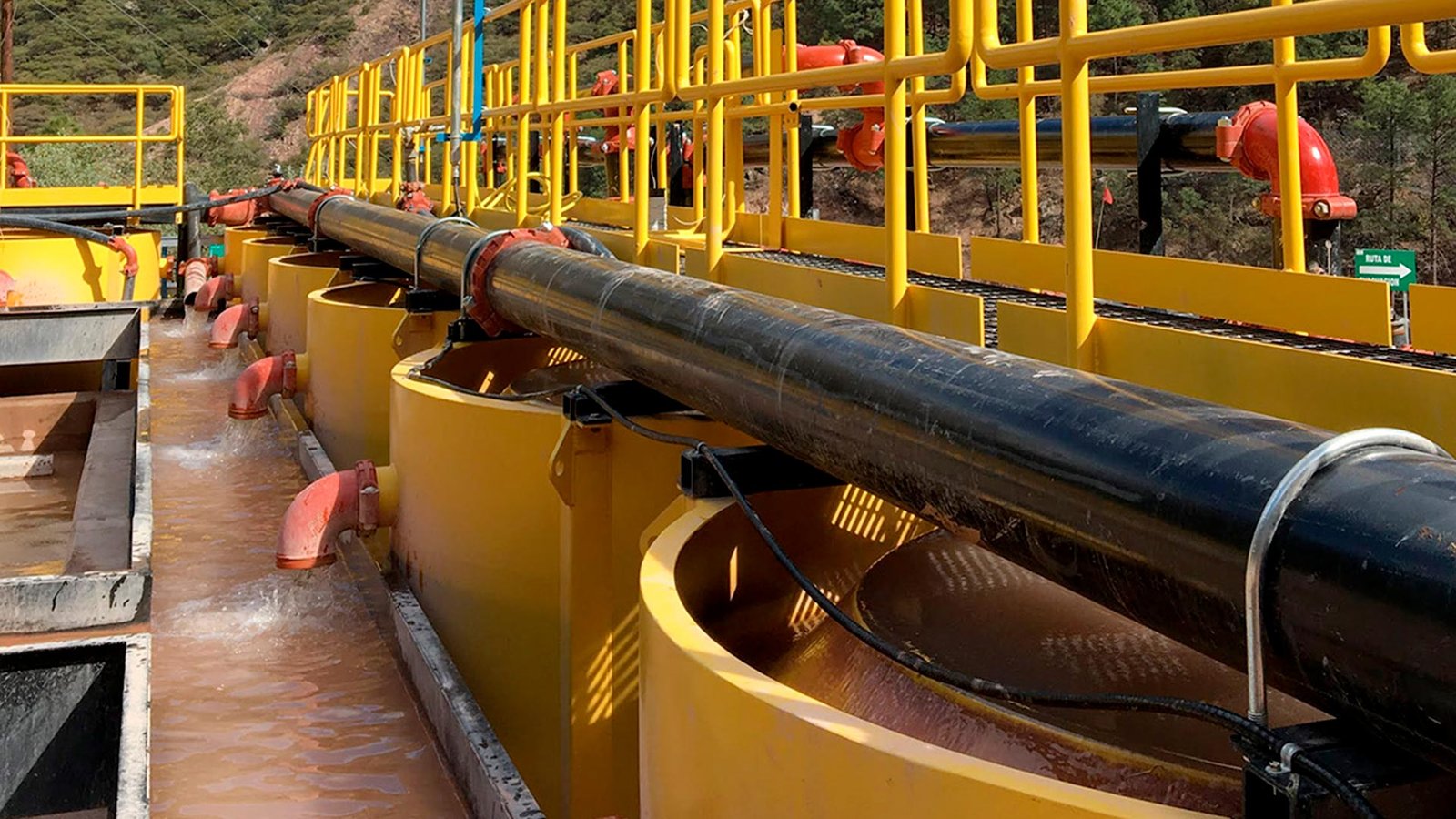 persona realizando pruebas en planta complementaria de tratamiento de aguas residuales - ver detalles de la planta