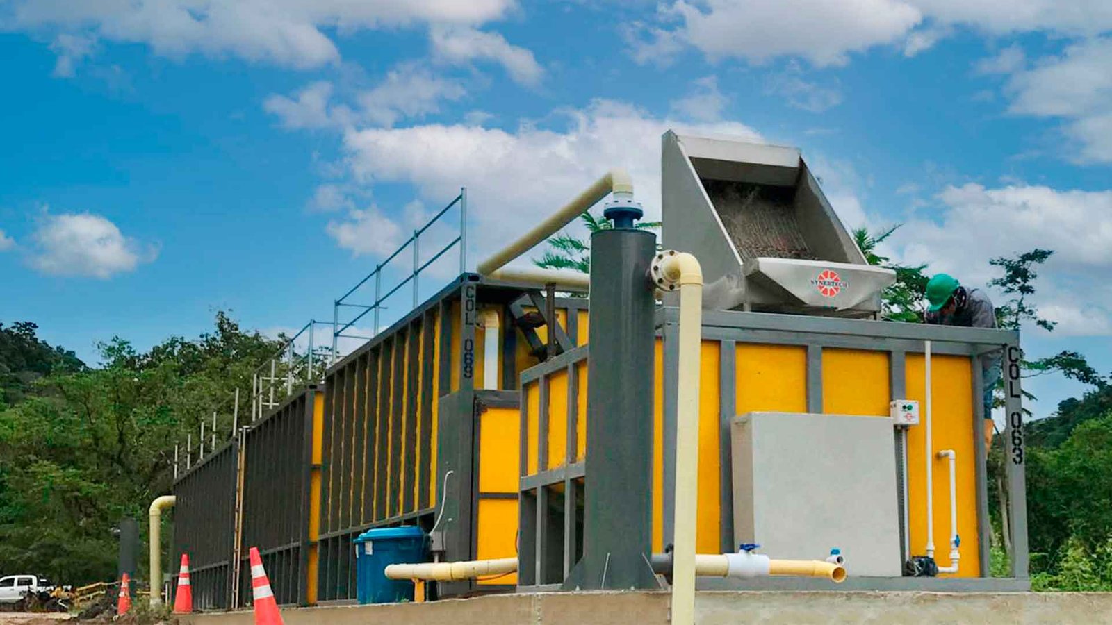 persona realizando pruebas en planta complementaria de tratamiento de aguas residuales - ver detalles de la planta