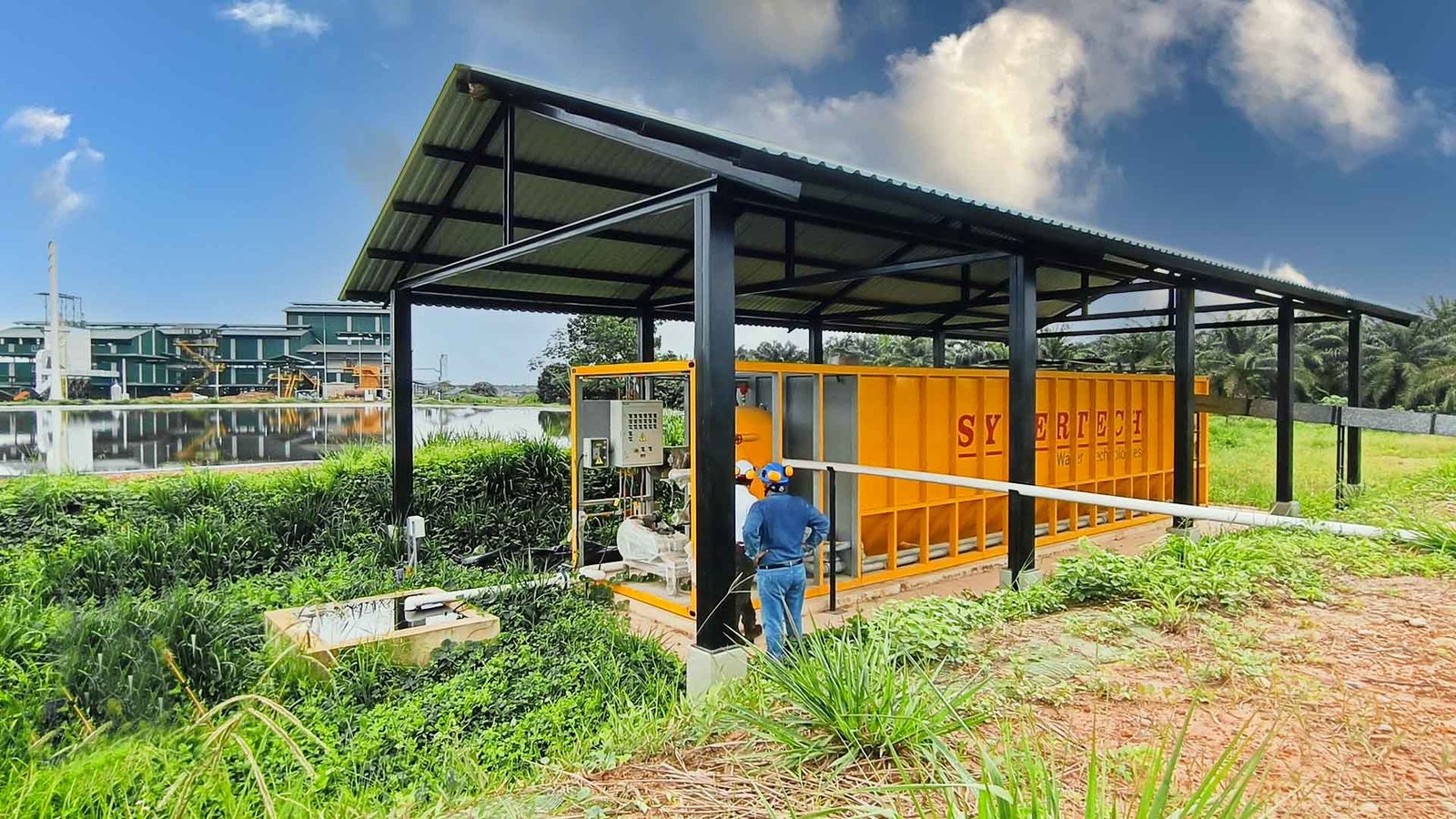 persona realizando pruebas en planta complementaria de tratamiento de aguas residuales - ver detalles de la planta