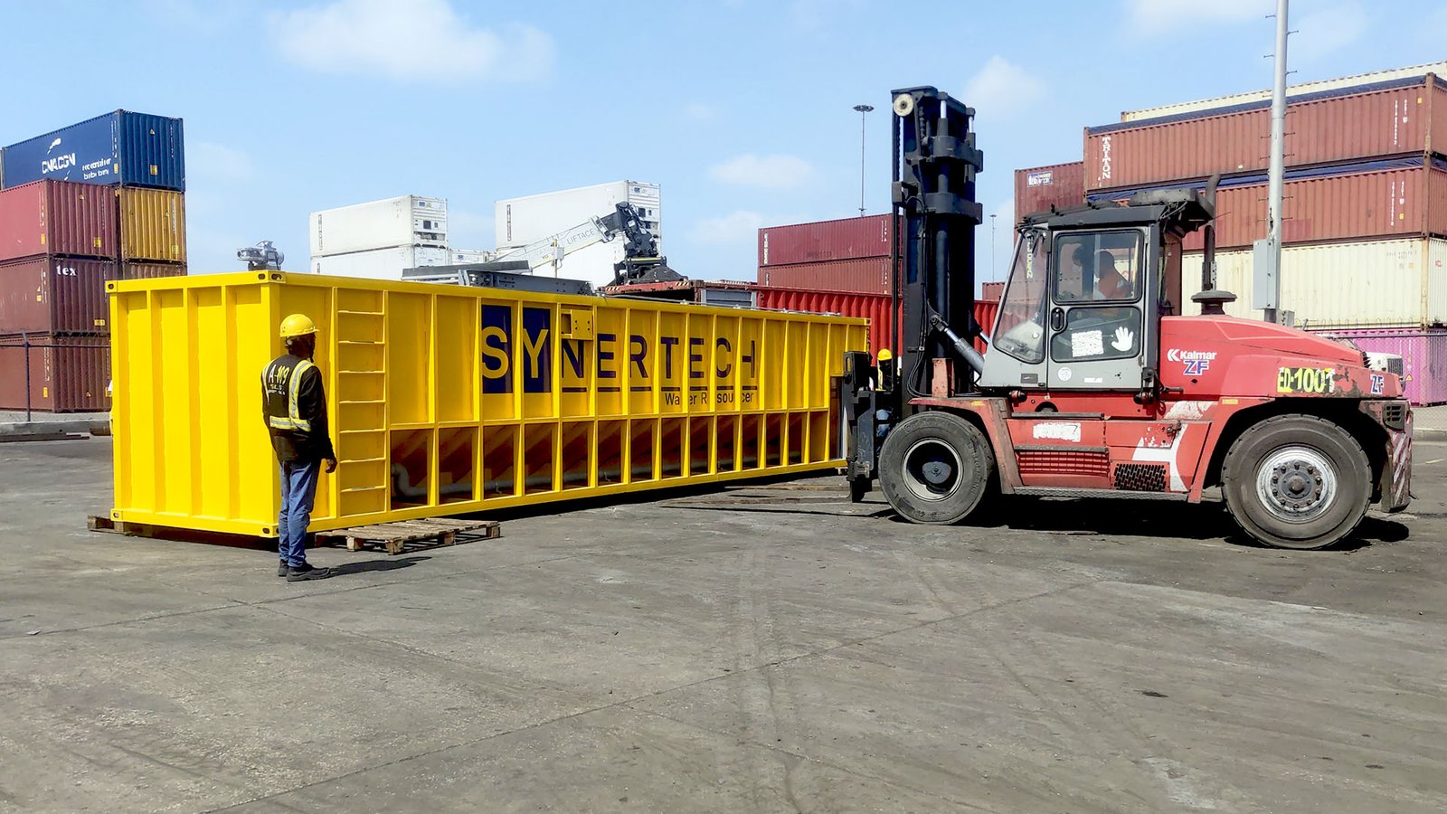 persona realizando pruebas en planta complementaria de tratamiento de aguas residuales - ver detalles de la planta