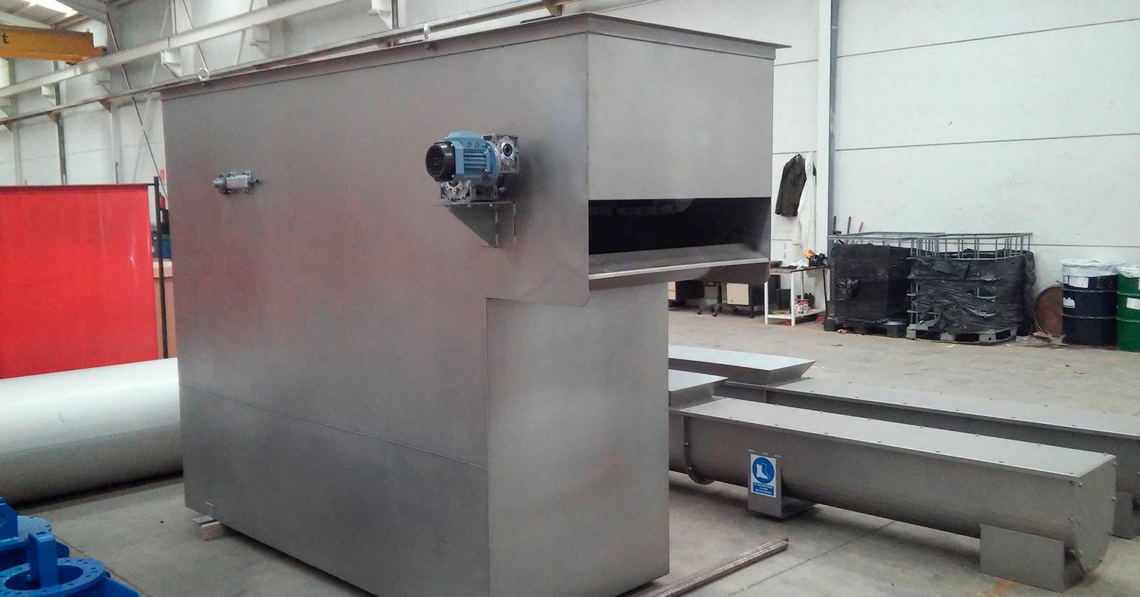 persona realizando pruebas en planta complementaria de tratamiento de aguas residuales - ver detalles de la planta