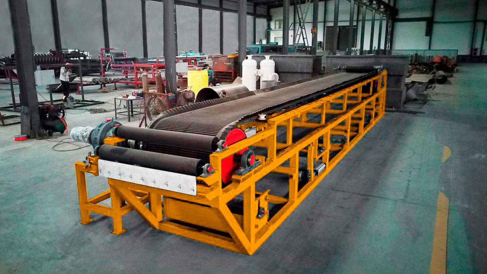 persona realizando pruebas en planta complementaria de tratamiento de aguas residuales - ver detalles de la planta