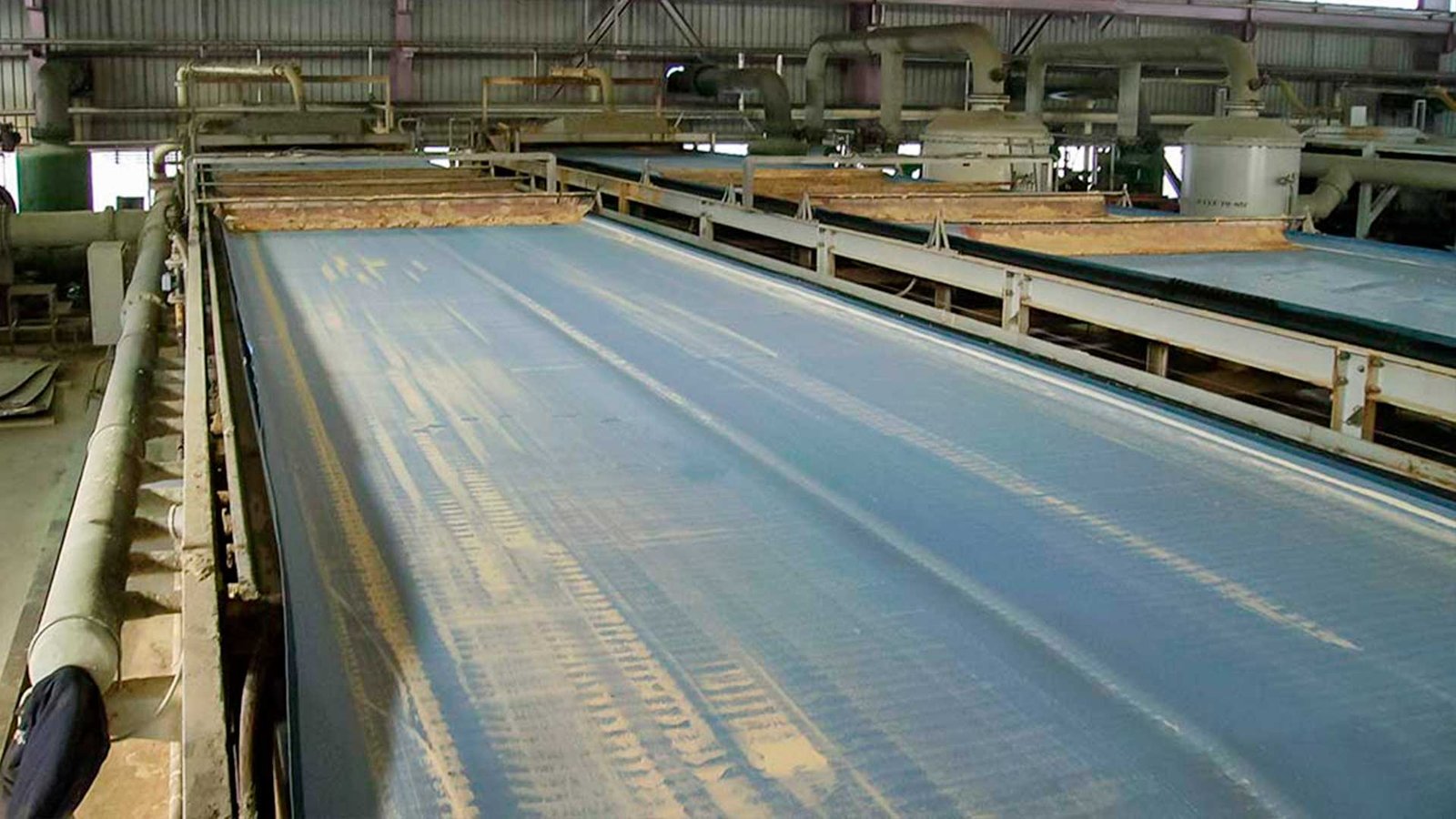 persona realizando pruebas en planta complementaria de tratamiento de aguas residuales - ver detalles de la planta