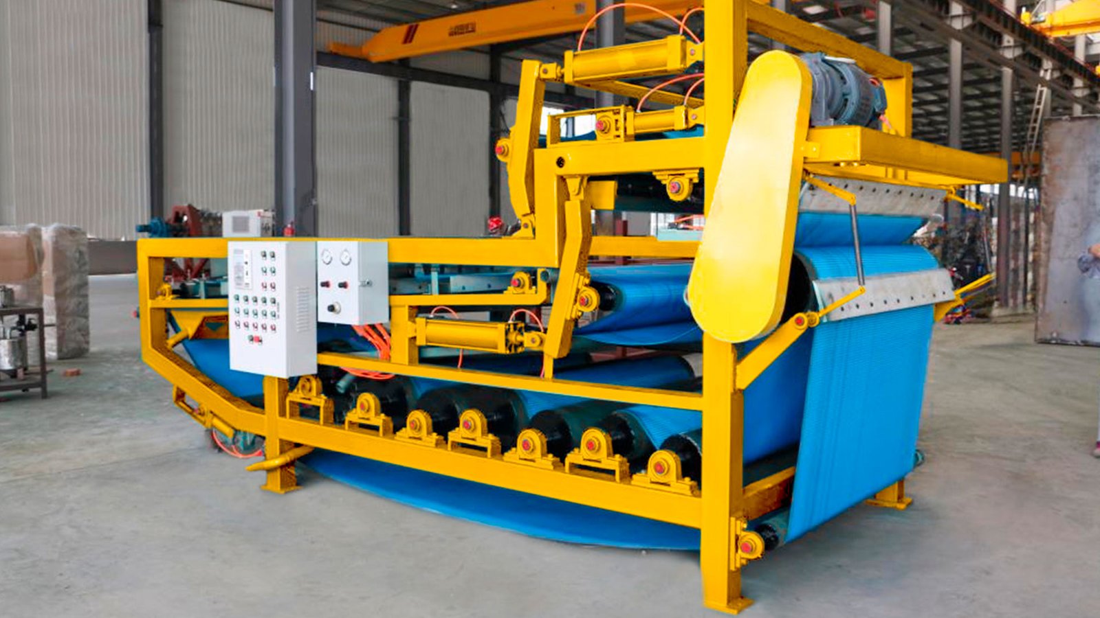 persona realizando pruebas en planta complementaria de tratamiento de aguas residuales - ver detalles de la planta