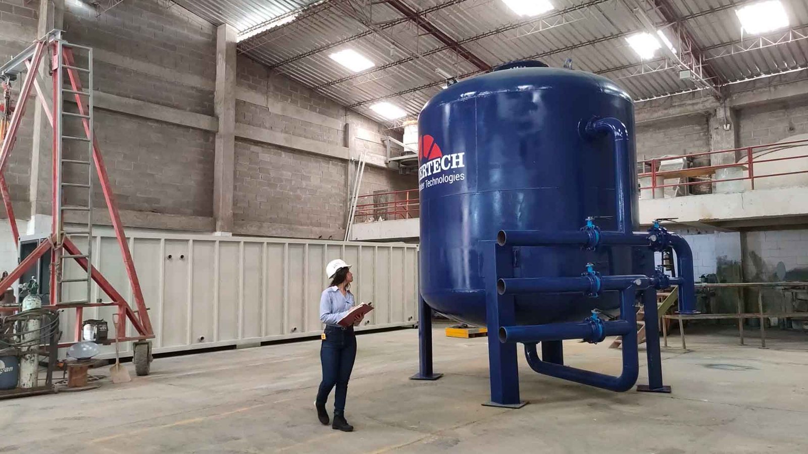 persona realizando pruebas en planta complementaria de tratamiento de aguas residuales - ver detalles de la planta