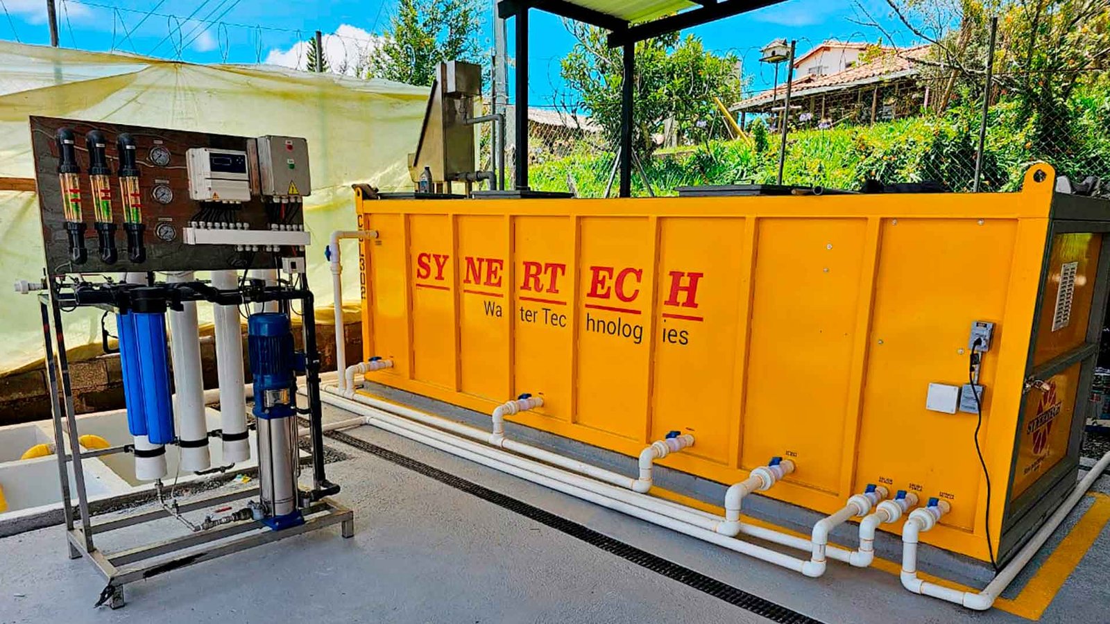 persona realizando pruebas en planta complementaria de tratamiento de aguas residuales - ver detalles de la planta