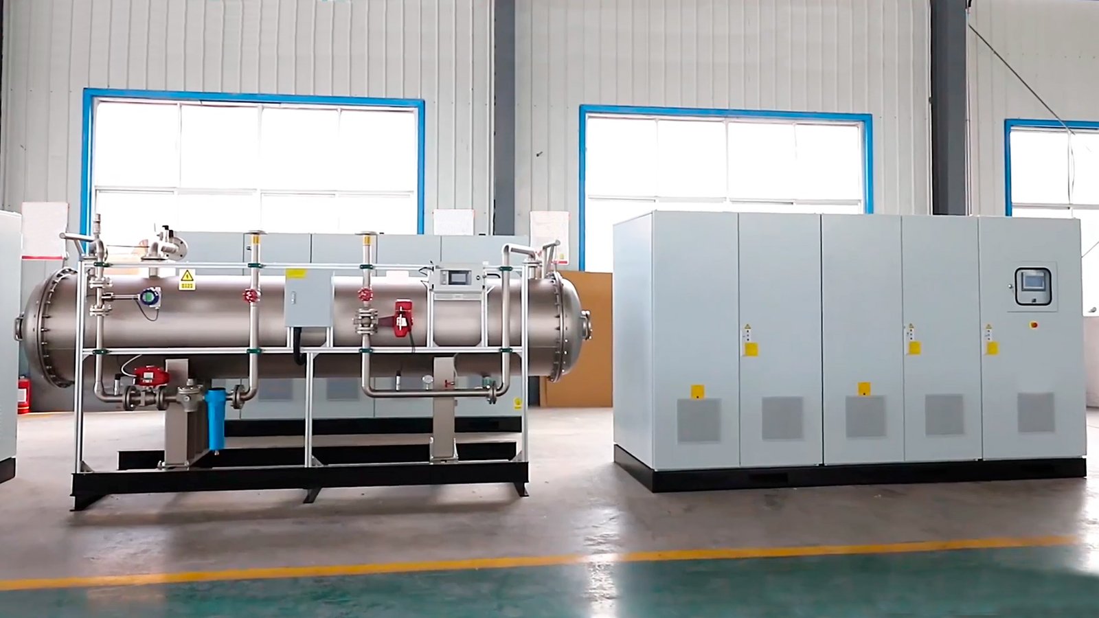 persona realizando pruebas en planta complementaria de tratamiento de aguas residuales - ver detalles de la planta