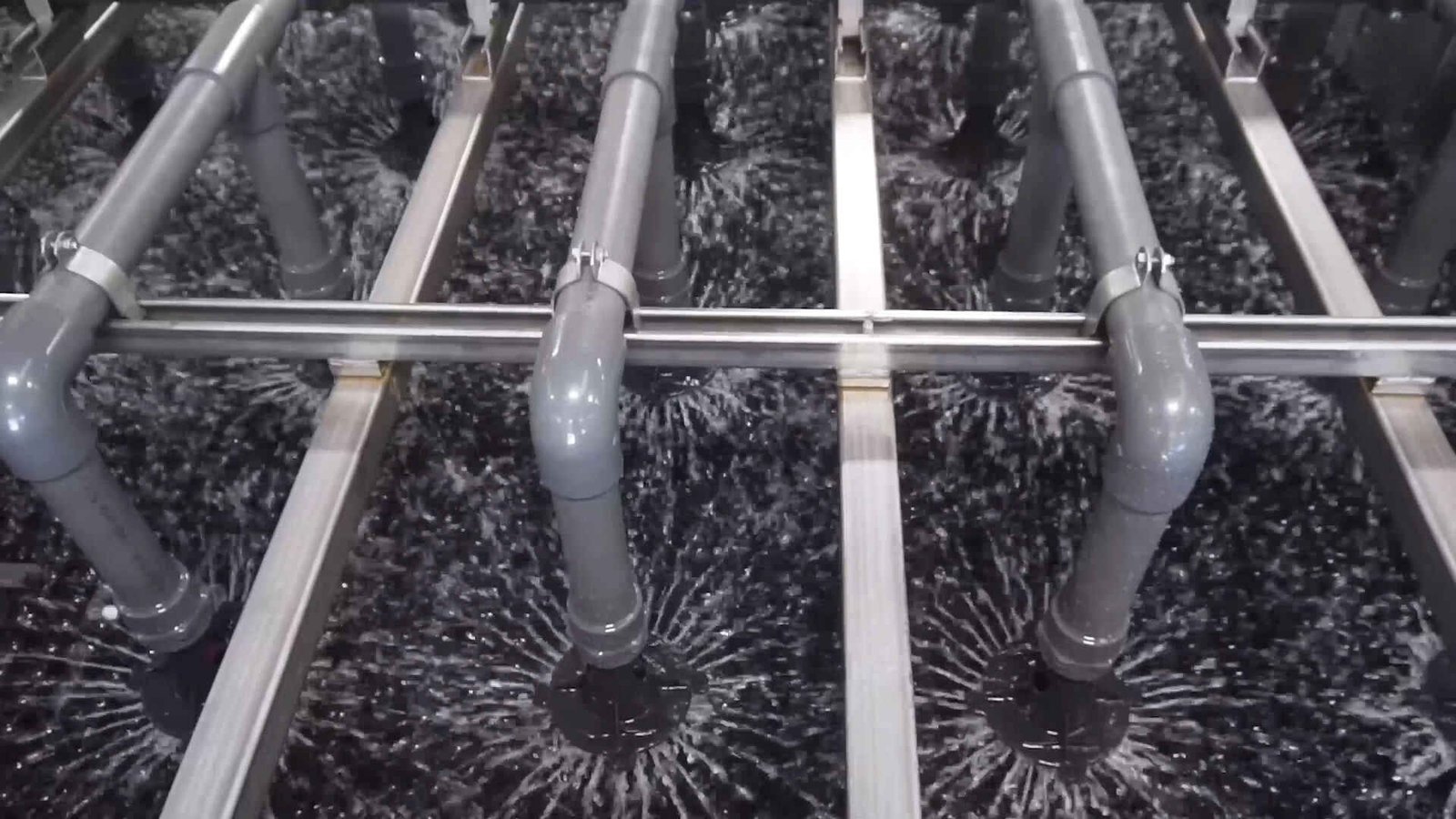 persona realizando pruebas en planta complementaria de tratamiento de aguas residuales - ver detalles de la planta