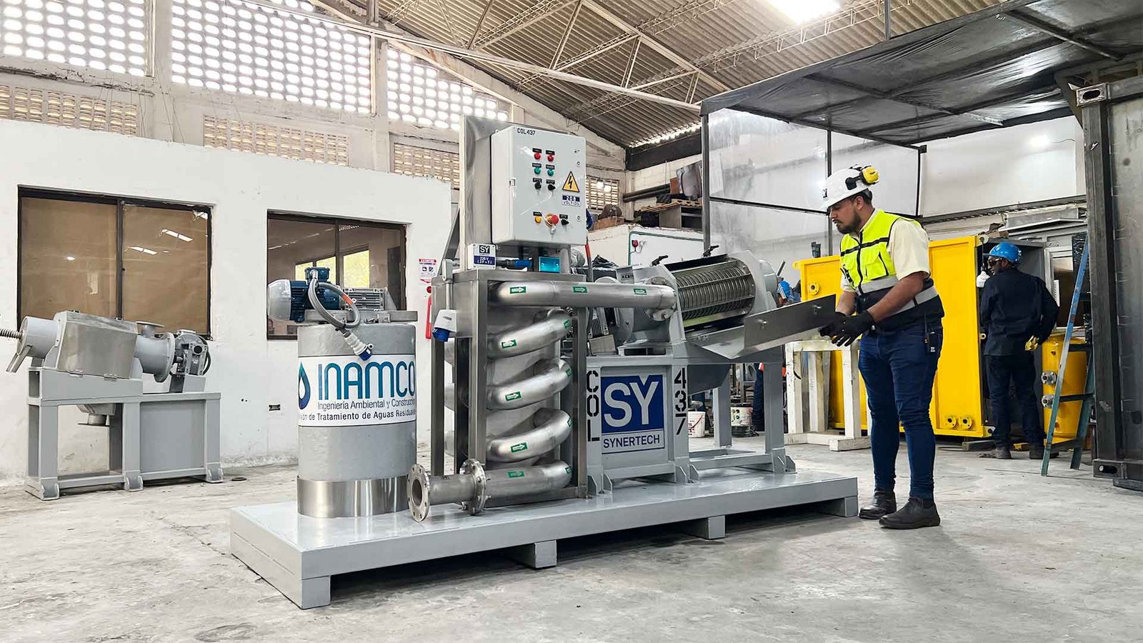 persona realizando pruebas en planta complementaria de tratamiento de aguas residuales - ver detalles de la planta