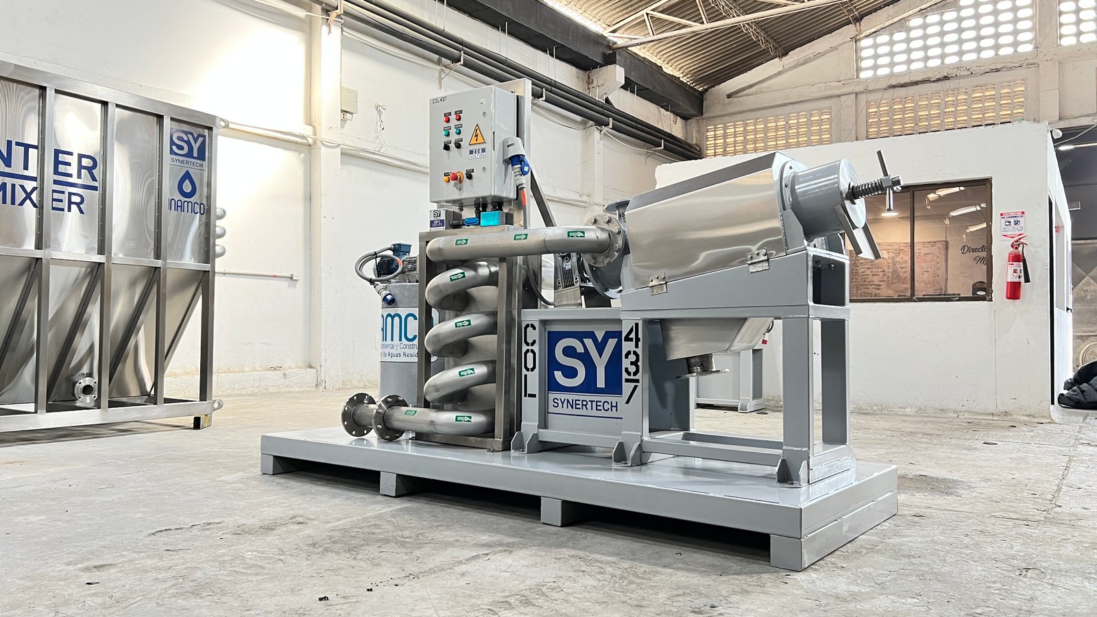 persona realizando pruebas en planta complementaria de tratamiento de aguas residuales - ver detalles de la planta