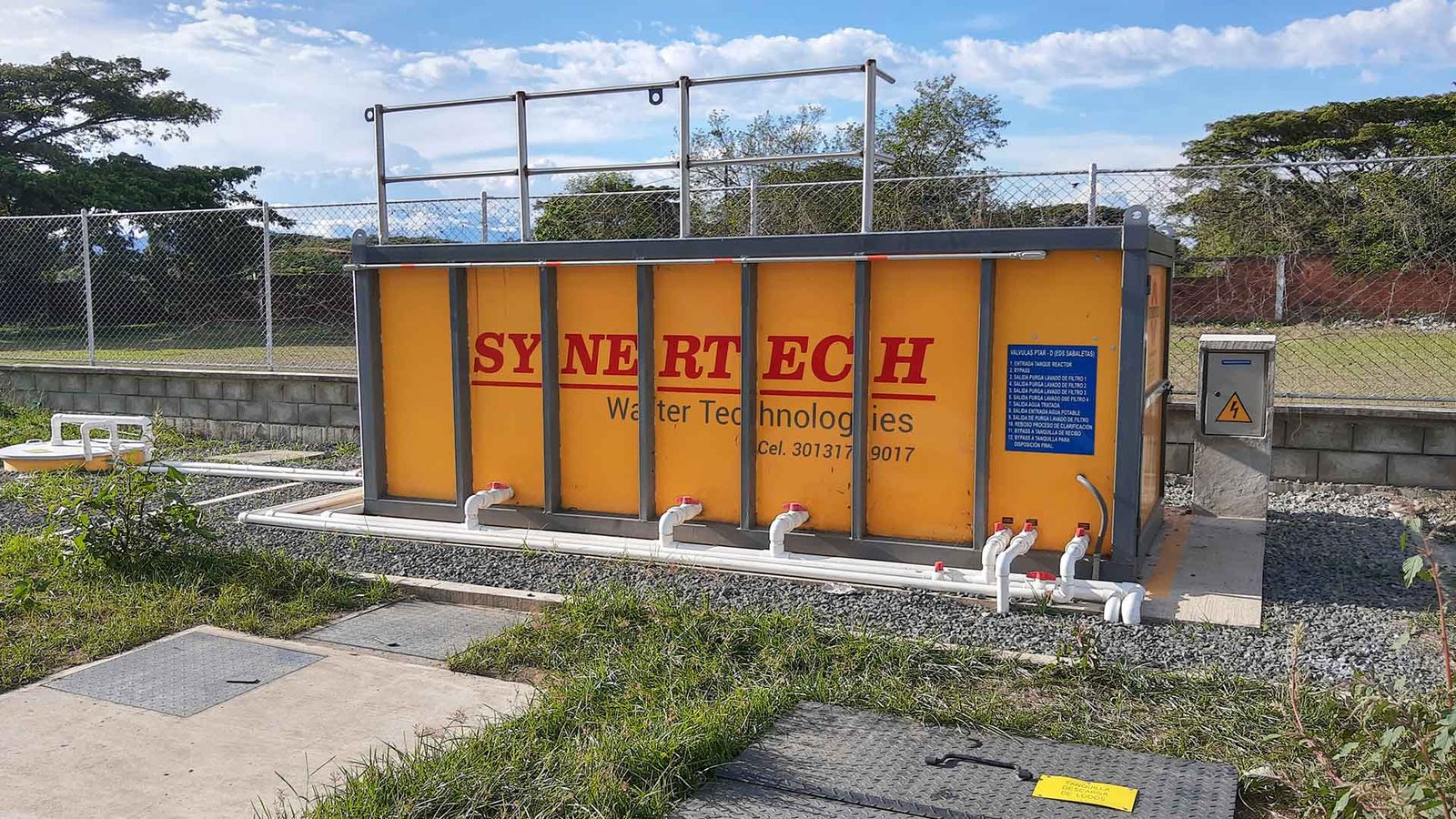 persona realizando pruebas en planta complementaria de tratamiento de aguas residuales - ver detalles de la planta